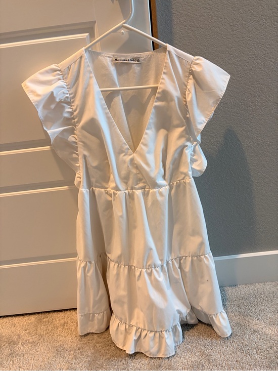 Abercrombie & Fitch Dresses & Skirts - Abercrombie & Fitch White Ruffle Tiered V-Neck Dress